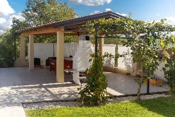 Family Villa with Pool in Kaštelir