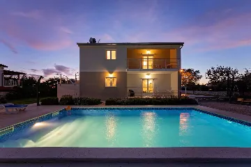 Family Villa with Pool in Kaštelir