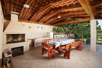 Family Villa with Pool in Kaštelir