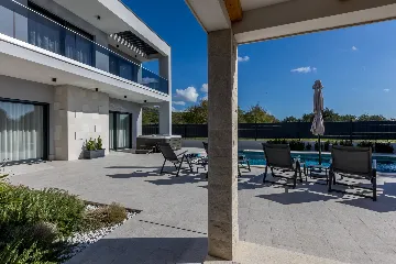 Modern Family Villa with Pool in Marina