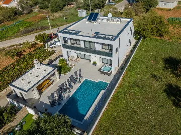 Modern Family Villa with Pool in Marina