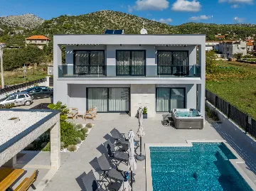Modern Family Villa with Pool in Marina
