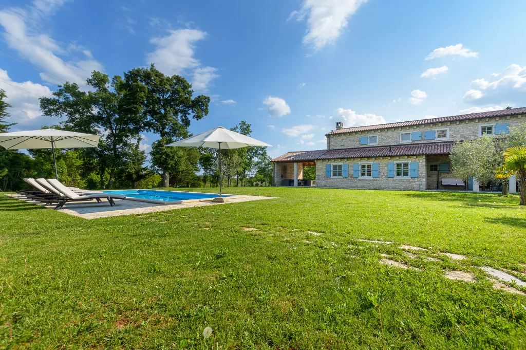 Spacious Countryside Villa with Pool near Marčana