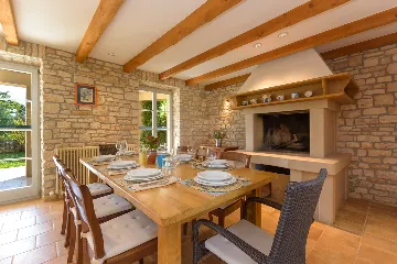 Spacious Countryside Villa with Pool near Marčana