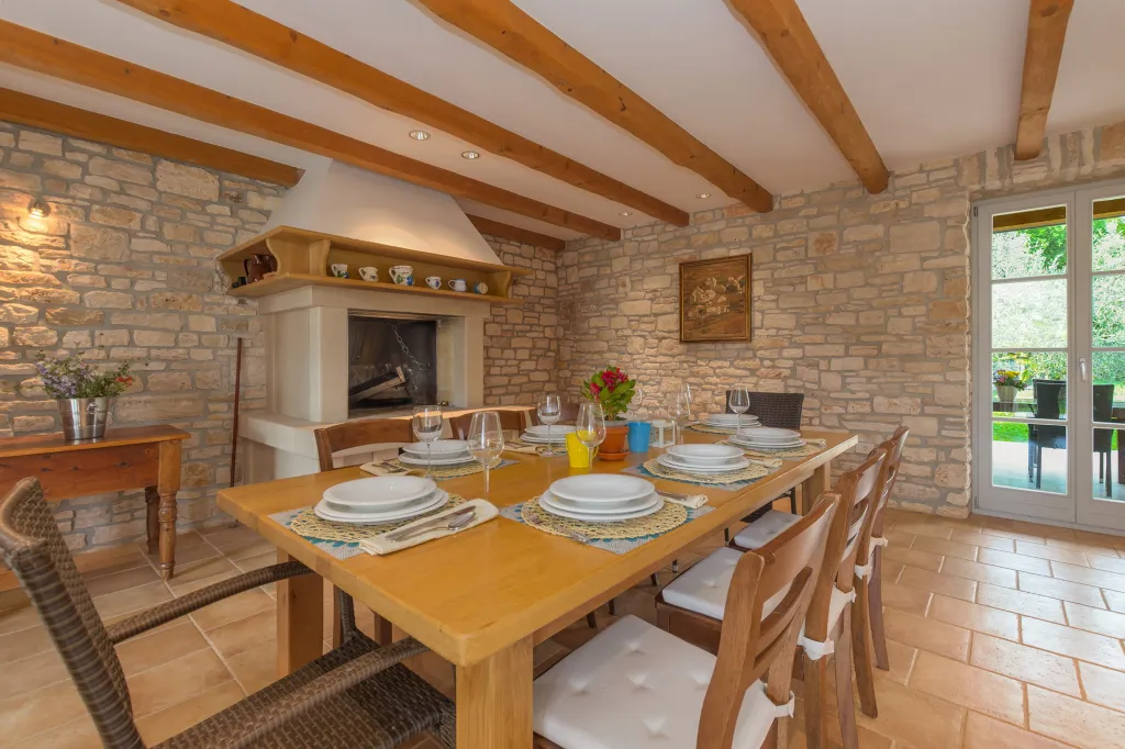 Spacious Countryside Villa with Pool near Marčana