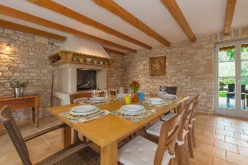 Spacious Countryside Villa with Pool near Marčana