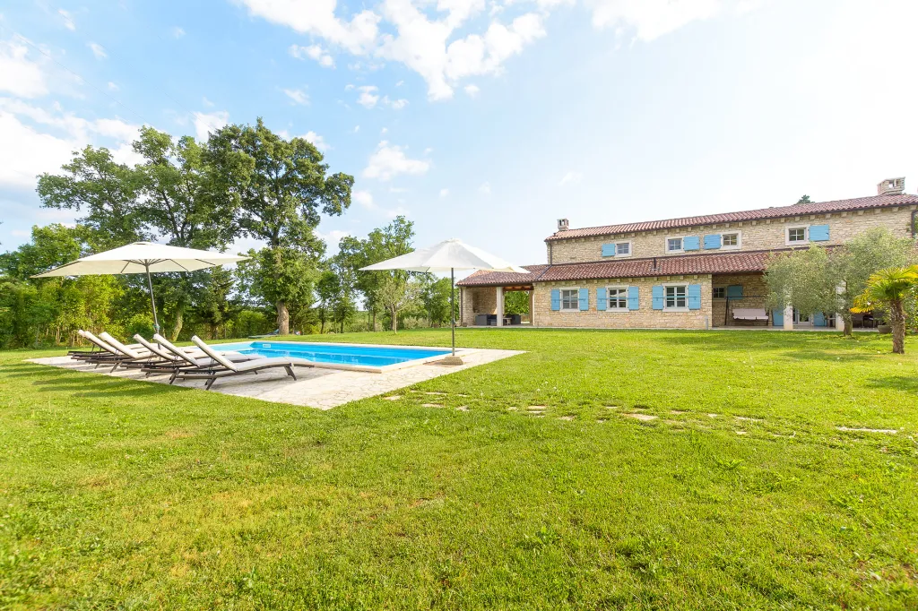 Spacious Countryside Villa with Pool near Marčana