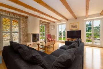 Spacious Countryside Villa with Pool near Marčana