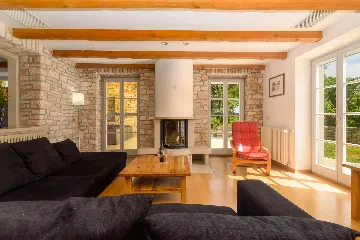 Spacious Countryside Villa with Pool near Marčana