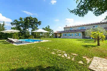 Spacious Countryside Villa with Pool near Marčana