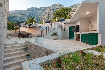 Stone Retreat Villa with Pool in Tučepi