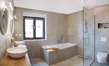 Contemporary Villa with Heated Pool in Omiš