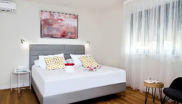 Contemporary Villa with Heated Pool in Omiš