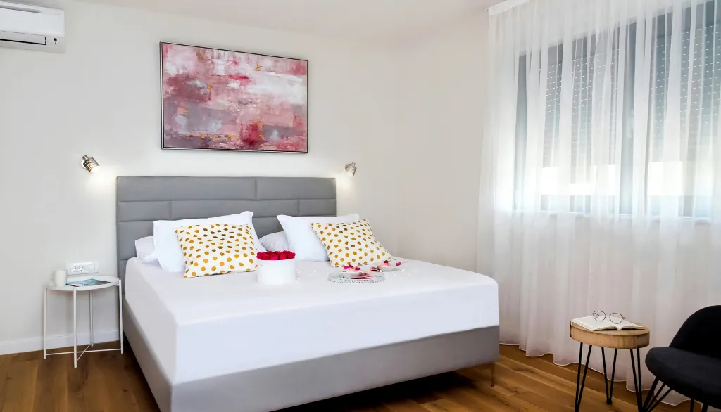 Contemporary Villa with Heated Pool in Omiš