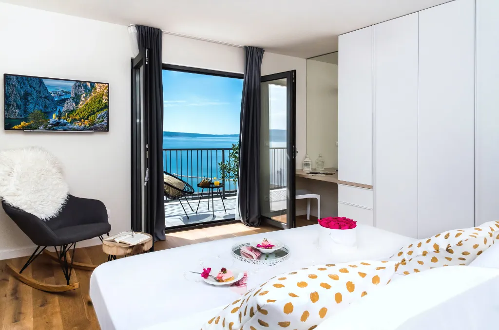 Contemporary Villa with Heated Pool in Omiš