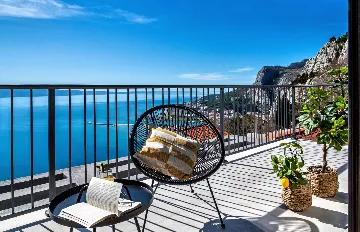 Contemporary Villa with Heated Pool in Omiš