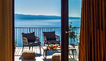 Contemporary Villa with Heated Pool in Omiš