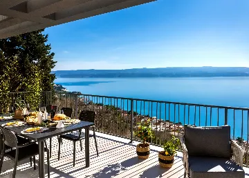 Contemporary Villa with Heated Pool in Omiš