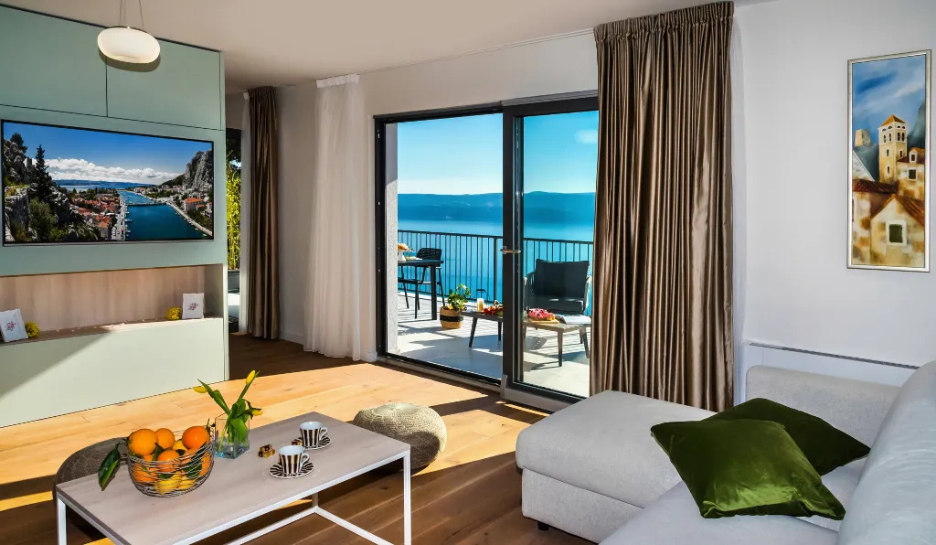 Contemporary Villa with Heated Pool in Omiš
