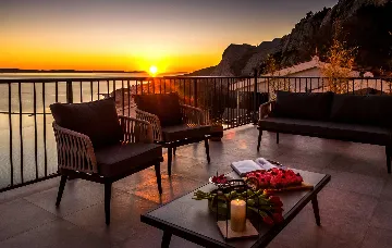 Contemporary Villa with Heated Pool in Omiš