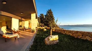 Contemporary Villa with Heated Pool in Omiš