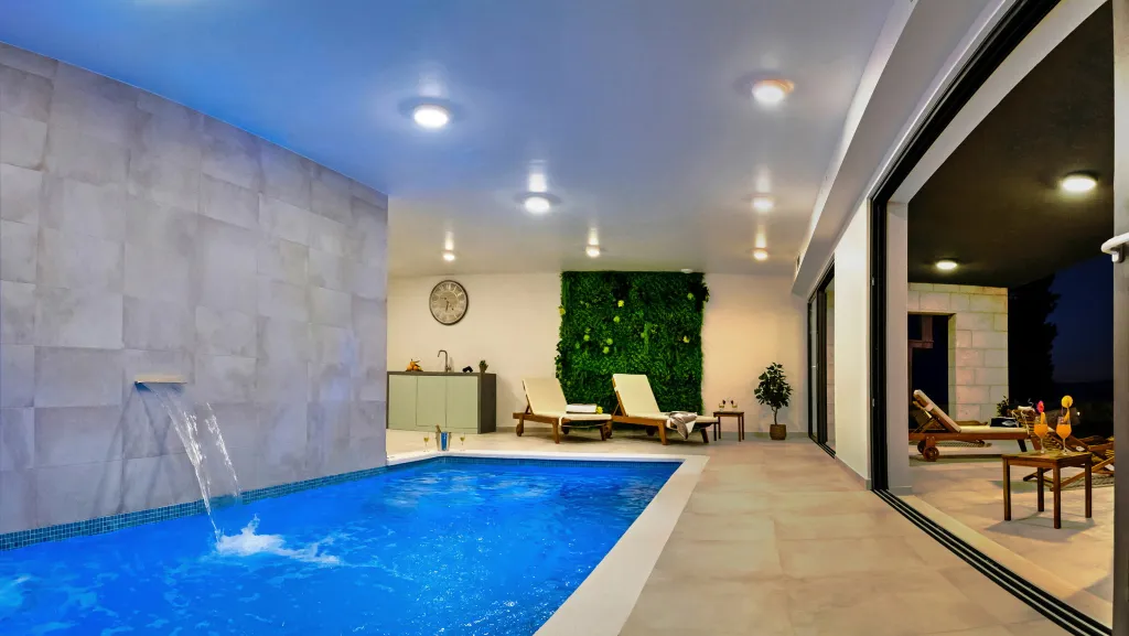 Contemporary Villa with Heated Pool in Omiš
