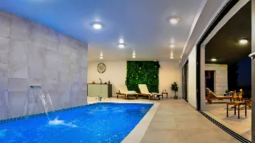Contemporary Villa with Heated Pool in Omiš