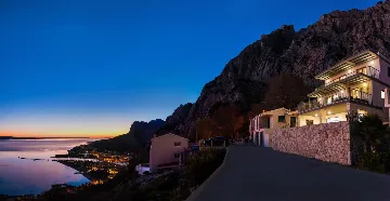 Contemporary Villa with Heated Pool in Omiš