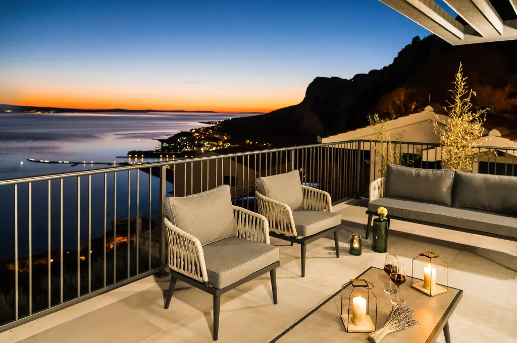 Contemporary Villa with Heated Pool in Omiš