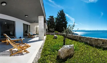 Contemporary Villa with Heated Pool in Omiš