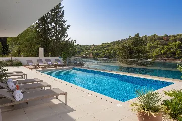 Seaside Villa Retreat with Pool in Splitska