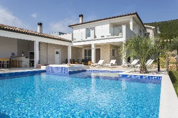 Modern Villa with Pool and Parking in Labin