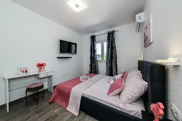 Modern Family Villa with Pool in Kaštel Stari