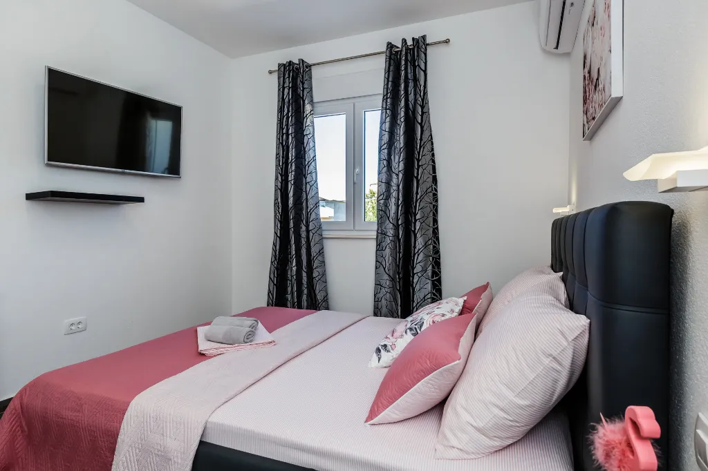 Modern Family Villa with Pool in Kaštel Stari