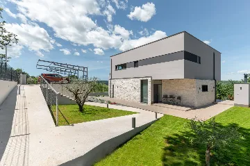 Spacious Family Villa with Pool in Labin