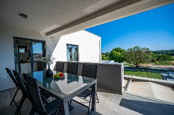 Spacious Family Villa with Pool in Pula