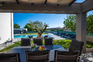 Spacious Family Villa with Pool in Pula