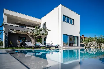 Spacious Family Villa with Pool in Pula