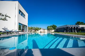 Spacious Family Villa with Pool in Pula