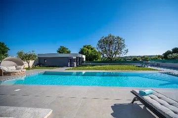 Spacious Family Villa with Pool in Pula