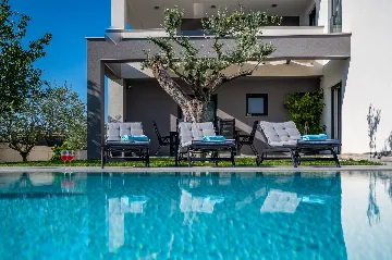 Spacious Family Villa with Pool in Pula