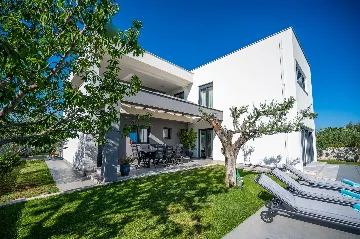 Spacious Family Villa with Pool in Pula