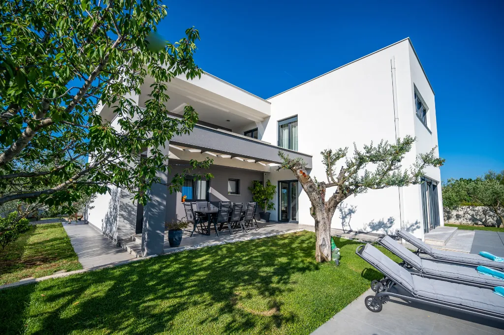Spacious Family Villa with Pool in Pula