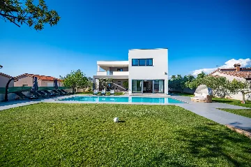 Spacious Family Villa with Pool in Pula