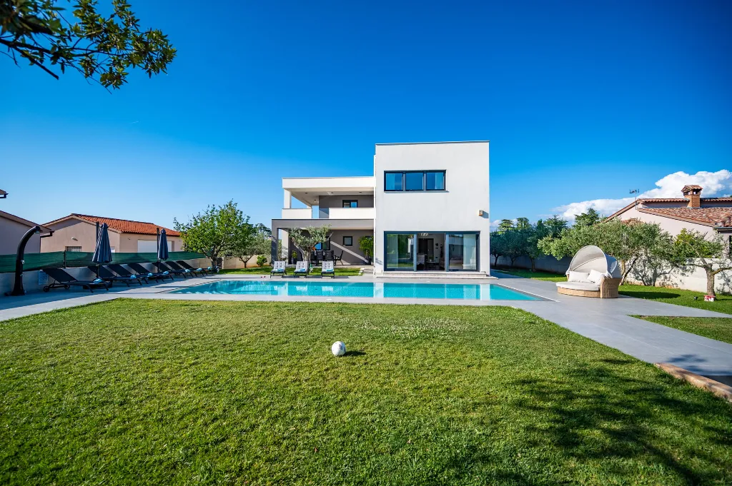 Spacious Family Villa with Pool in Pula