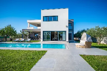 Spacious Family Villa with Pool in Pula