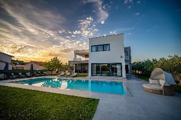 Spacious Family Villa with Pool in Pula