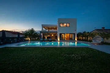Spacious Family Villa with Pool in Pula