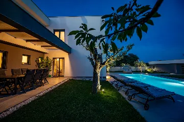 Spacious Family Villa with Pool in Pula