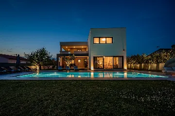 Spacious Family Villa with Pool in Pula